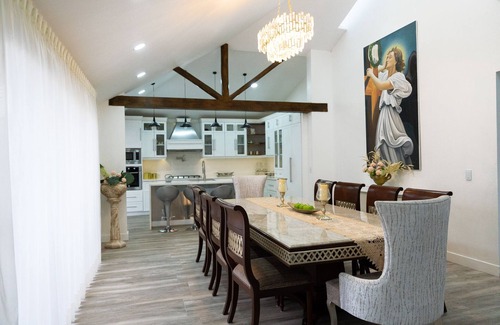 Tumbaco Casa | 15 min from airport! Luxurious Gated Estate with Mountain Views from the Valley.