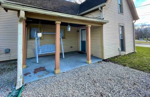 Greenwood Casa | 15 Min/Lucas Oil, Sleeps 10! Host w/1,000 Reviews!