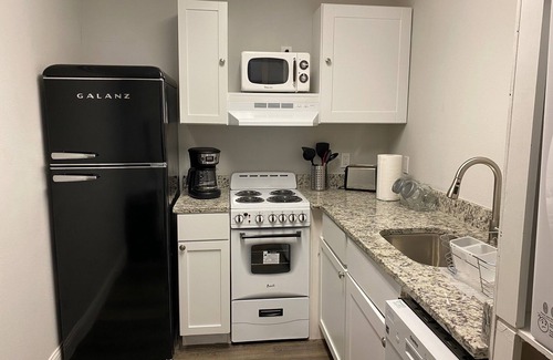 Irving Apartamento | 15 min to AT&T Stadium. Lakeside studio with private yard.