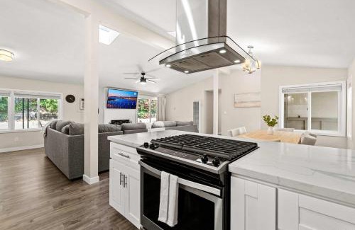 Serra Mesa Casa | 15 Min to Beach and Zoo - Hot Tub - Cozy Fire Villa Pit