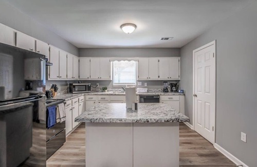 Frayser Casa | 15 Mins to Downtown & Zoo! Hawkins Mill Hideaway
