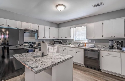 Frayser Casa | 15 Mins to Downtown & Zoo! Hawkins Mill Hideaway