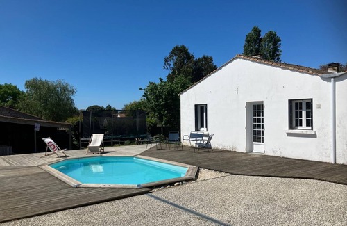 St Benoist-sur-Mer Casa | 15 minutes from the beach, village house with garden and swimming pool