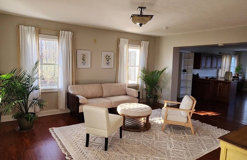 Waynesville Otro | 15 minutes from Kings Island! Spacious farmhouse that sleeps up to 11!