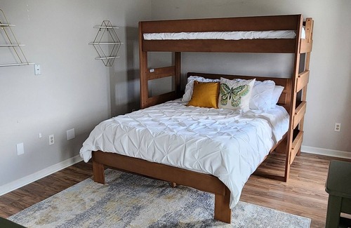 Waynesville Otro | 15 minutes from Kings Island! Spacious farmhouse that sleeps up to 11!