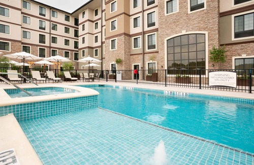 Hollywood Park Apartamento | ¡A 15 minutos de Six Flags! El | Estudio con ducha adaptada para silla de ruedas + piscina al aire libre y bañera de hidromasaje