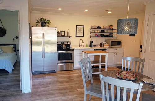 McMurray Cabaña | 15 minutes from the Nashville scene; enjoy our quiet suite for 2 or group of 4!