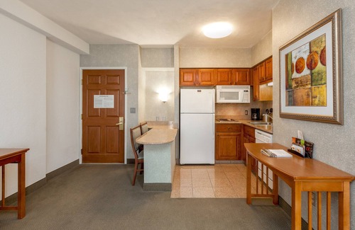 Shearer Hills - Ridgeview Apartamento | 15 Minutes from the Riverwalk! | Free Breakfast + Outdoor Pool and Hot Tub