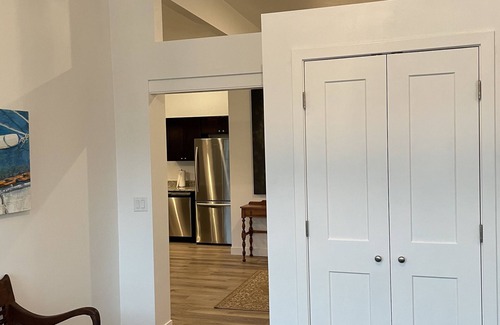 Neenah Apartamento | 15 minutes to EAA. Newly renovated, Luxury 1 Bedroom in historic downtown Neenah