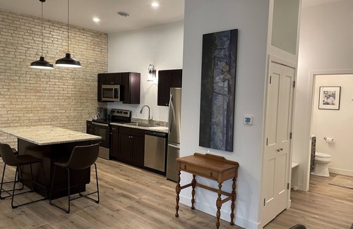 Neenah Apartamento | 15 minutes to EAA. Newly renovated, Luxury 1 Bedroom in historic downtown Neenah