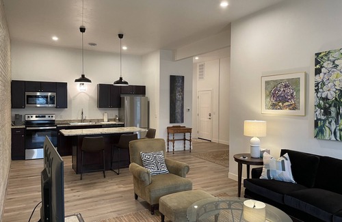 Neenah Apartamento | 15 minutes to EAA. Newly renovated, Luxury 1 Bedroom in historic downtown Neenah