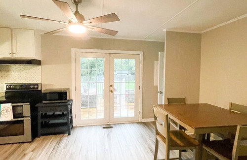 Hubert Casa | 15 Minutes to Emerald Isle & 9 minutes to Hubert Gate this remodeled home awaits