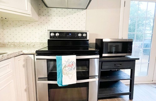 Hubert Casa | 15 Minutes to Emerald Isle & 9 minutes to Hubert Gate this remodeled home awaits