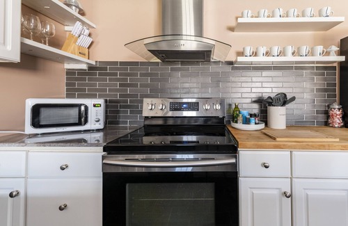 Rhinebeck Cabaña | 15% off; private pond; fireplace; 4-min to village