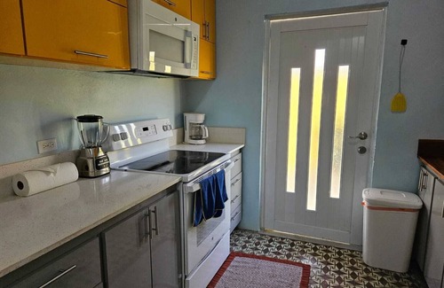 Arecibo Pueblo Apartamento | 15 or More Stays- 6 BR Beach Vibes Home in Arecibo