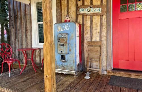 Downtown Historic District Casa | 150 year old Restored Lincolnville cottage