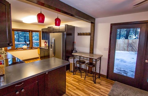 Deschutes River Woods Casa | 5 BR 10 min a Old Mill: 8 camas, 1500 pies cuadrados, jacuzzi, mascotas, 1 acre