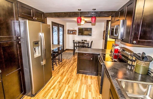 Deschutes River Woods Casa | 5 BR 10 min a Old Mill: 8 camas, 1500 pies cuadrados, jacuzzi, mascotas, 1 acre
