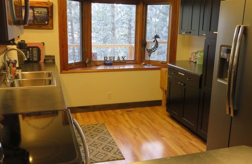 Deschutes River Woods Casa | 5 BR 10 min a Old Mill: 8 camas, 1500 pies cuadrados, jacuzzi, mascotas, 1 acre