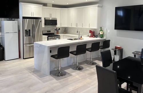 Shawnigan Lake Casa | 1500 sq ft Deluxe suite with swimming pond. Minutes to Shawnigan Lake