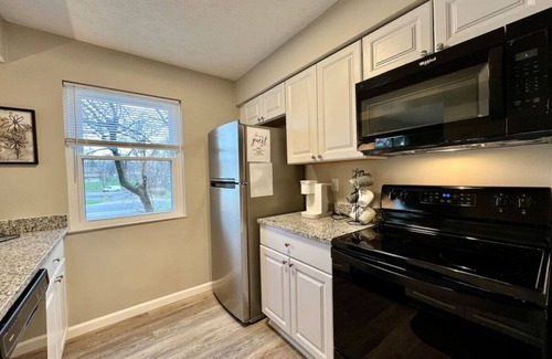 Middletown Condominio | 1520 E Bonita · TWO Bedroom in Middletown w FREE Private Laundry
