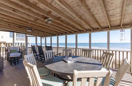 Folly Beach Casa | 1589 E Ashley Wayward Whims Oceanfront Classic Folly Cottage