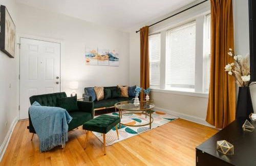 East Garfield Park Apartamento | 15mins DT Wicker Park Gem Sleeps 7 FreePark