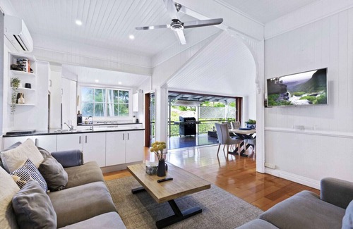 Wooloowin Casa | 15mins to City, Pool, Family Friendly by Custom Bnb Hosting
