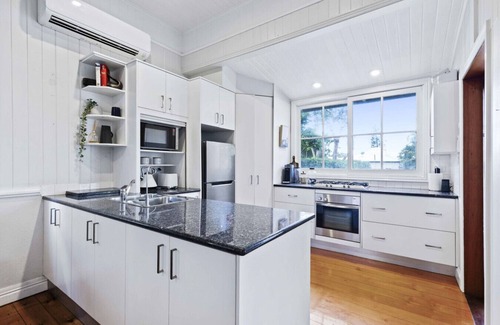Wooloowin Casa | 15mins to City, Pool, Family Friendly by Custom Bnb Hosting