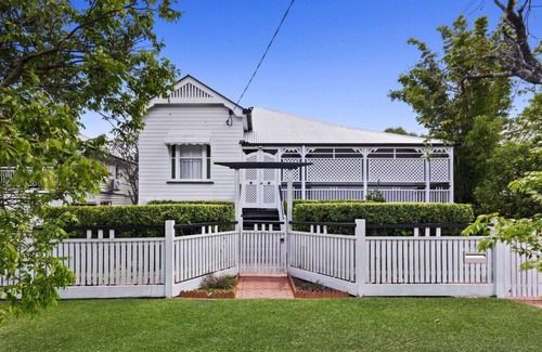 Wooloowin Casa | 15mins to City, Pool, Family Friendly by Custom Bnb Hosting