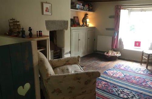 Llanfihangel Tal-y-llyn Casa | 15th Century 6-Bed Farmhouse Sleeps 11 Pets Ok