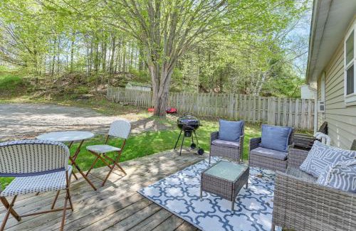 Cedar Casa | 16 Mi to Sleeping Bear Dunes Cedar Home with Deck