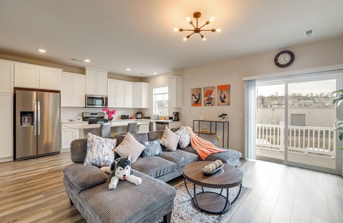 Norristown Casa | 16 Mi to the Franklin Institute: Home w/ Deck!