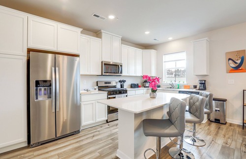 Norristown Casa | 16 Mi to the Franklin Institute: Home w/ Deck!