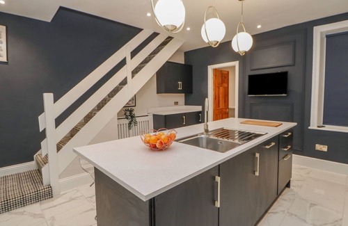 South Shields Cabaña | 16 SEAFIELD TERRACE, pet friendly, with hot tub in South Shields