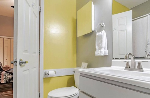 Central Business District Apartamento | 161 State St Unit A (Lower Right) · Amazing Downtown Duo! 2 Bed / 1.5 Baths. 1100Sq FT