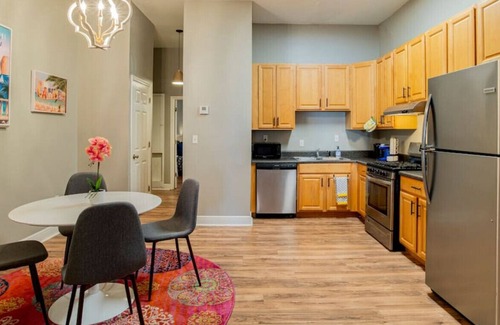 Central Business District Apartamento | 161 State St Unit B (Upstairs ) · Downtown Superstar Duo! 2 bed + 2 bath! 1100SQ FT
