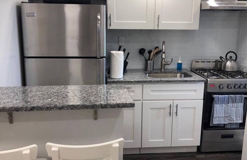 Industry Apartamento | 1631 4C · Tranquilo 1bed Apt / 20 min a NYC-Estacionamiento disponible.