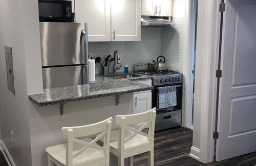 Industry Apartamento | 1631 4C · Tranquilo 1bed Apt / 20 min a NYC-Estacionamiento disponible.