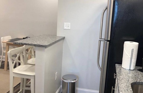 Industry Apartamento | 1631 4C · Tranquilo 1bed Apt / 20 min a NYC-Estacionamiento disponible.