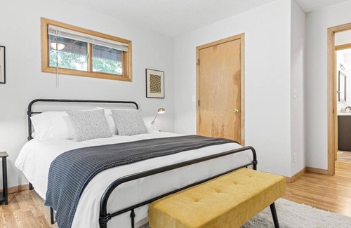 Merriam Park Casa | 1663 Selby · Capital Charm: Large Group Getaway