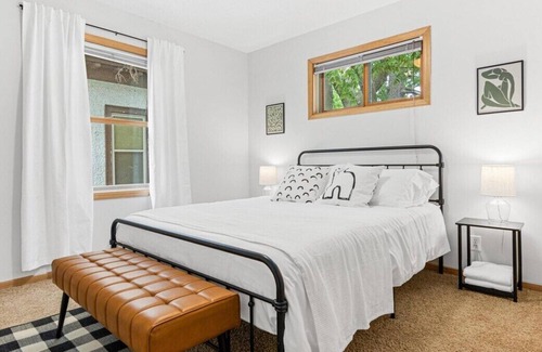 Merriam Park Casa | 1663 Selby · Capital Charm: Large Group Getaway