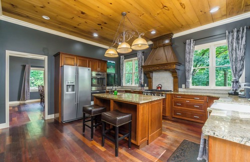 Dahlonega Casa | 17 Acres - Pickleball - Trampoline/Fireman's Pole/Hot Tub!