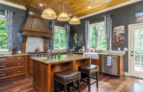 Dahlonega Casa | 17 Acres - Pickleball - Trampoline/Fireman's Pole/Hot Tub!