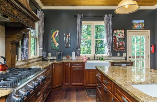 Dahlonega Casa | 17 Acres - Pickleball - Trampoline/Fireman's Pole/Hot Tub!