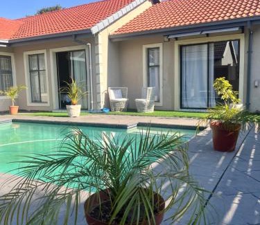 Rooihuiskraal Casa | 17 Byvanger Luxury Home Deluxe Queen Suite Room 2