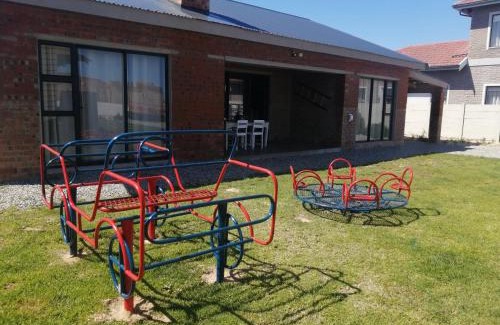L'Agulhas Casa | 17 Lisa Street, 4 Bed - 2 Bath