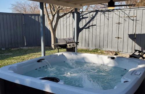 Richardson Casa | 17 Mi to Dallas Richardson Home with Hot Tub