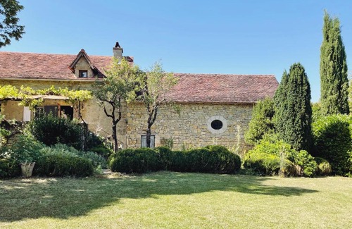 Villeneuve d'Aveyron Casa | 1700's Country House with large Private Pool & Gardens