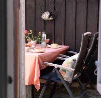 Innerstaden Apartamento | 1700-talshus i två plan med egen innergård i Visby innerstad